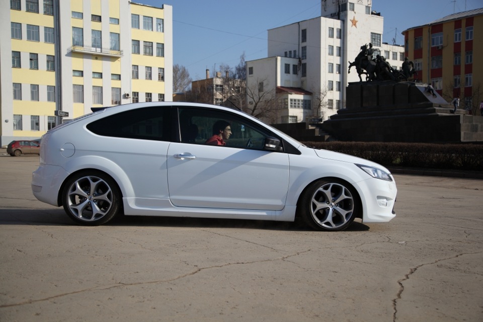 Focus санкт петербург. Ford Focus 2 хэтчбек белый r18. Ford Focus 2 Воссен. Белый Форд фокус 2 р17. Фокус 2 r19.