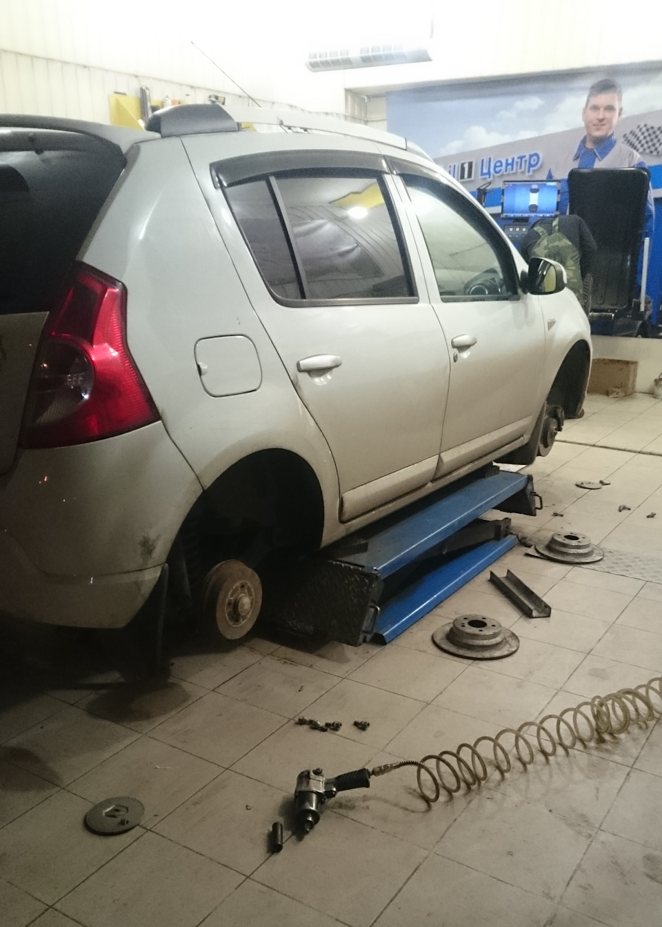 Шиномонтаж R15 за 800 рублей — Renault Sandero 1G, 1,6 л, 2013 года ...