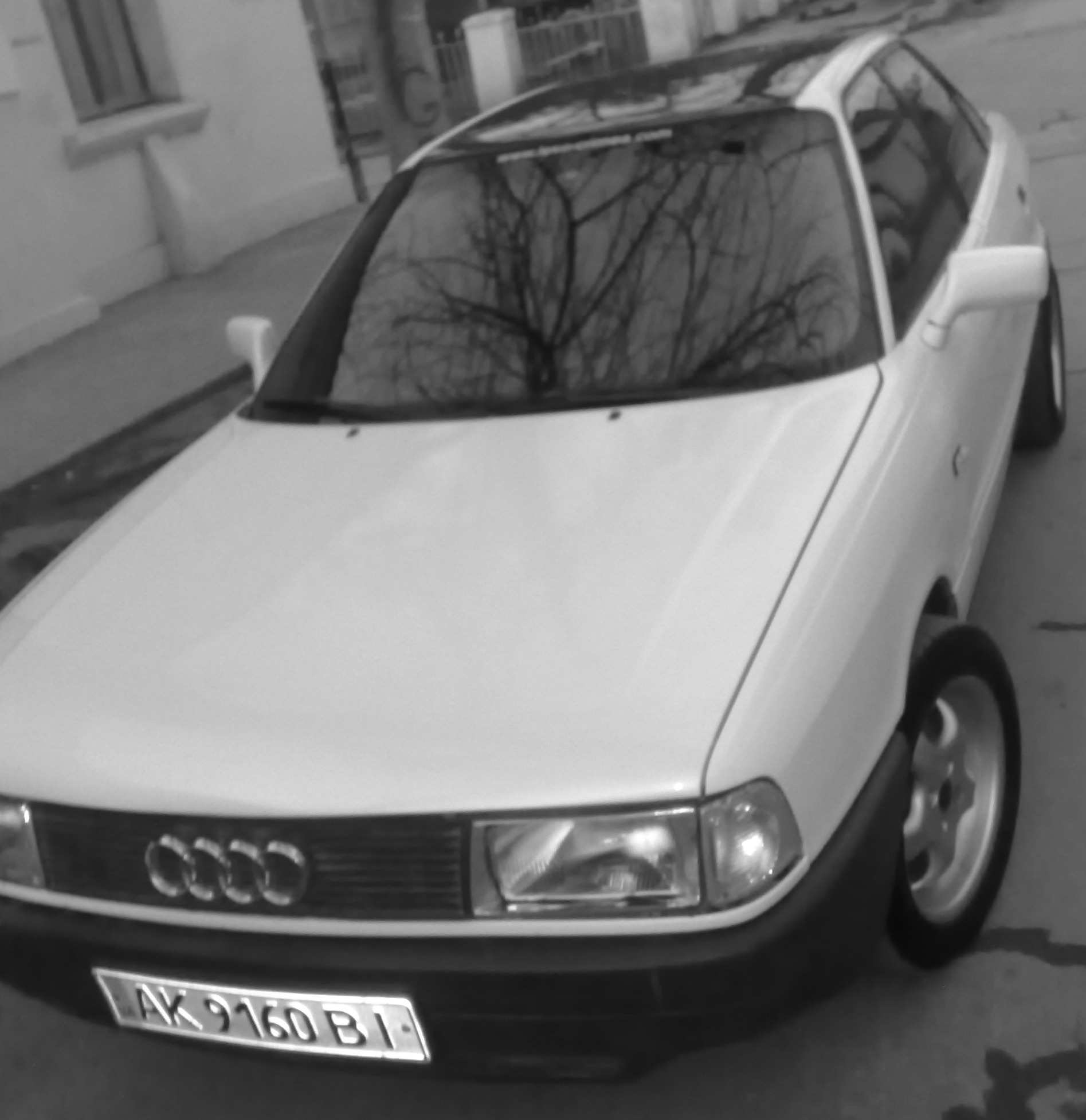 Белая 80. Белая Audi 80 b3 с чёрной крышей. Ауди 80 черная крыша. Ауди 80 белая. Ауди 80 белая в пленке.