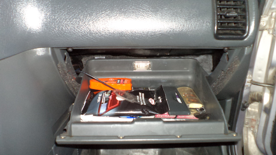 Ну и результат — ничего в бардачке не видно, как будто их и нет! :) — Lada 21124