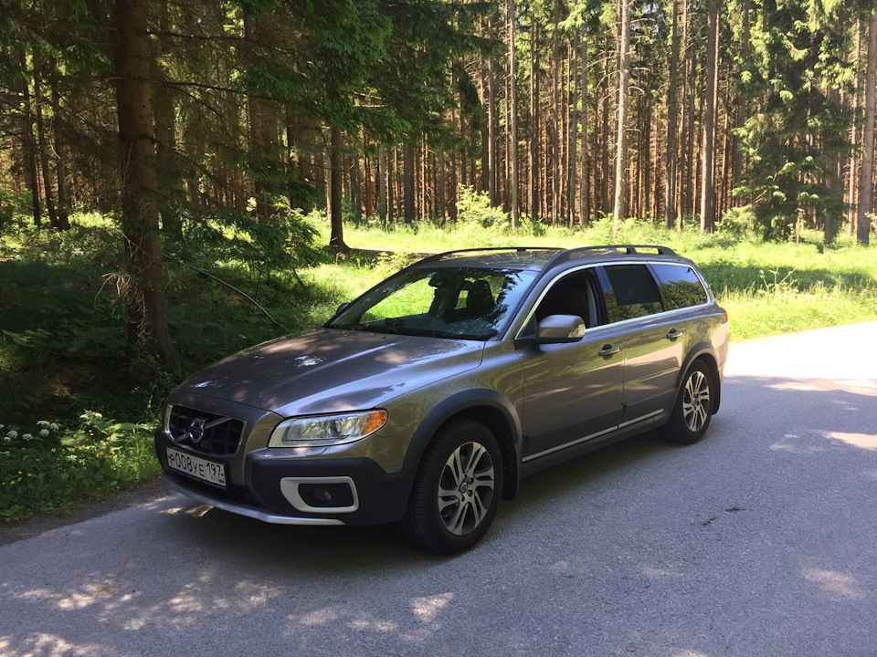 Volvo xc70 II на России в лесу