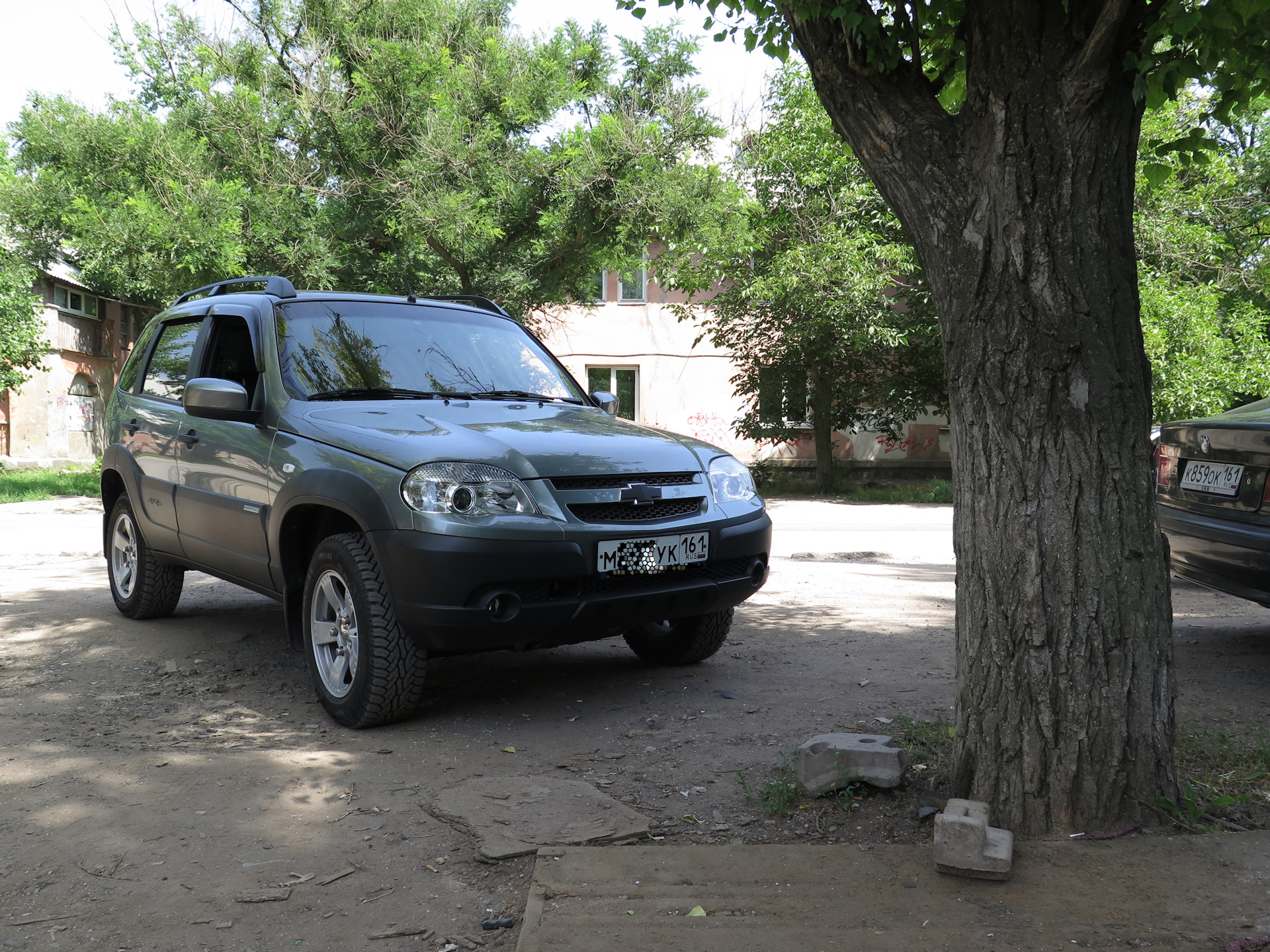 Нива шевроле поменять. Шильдик off Road на Niva 2123. Эмблема Шевроле Нива черная. Шильдик серый off Road Шевроле Нива. Шильдики Нивы Шевроле комплектации le+.