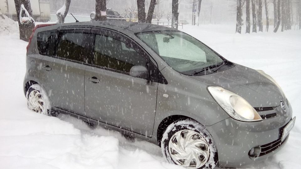 Nissan Note глазастик