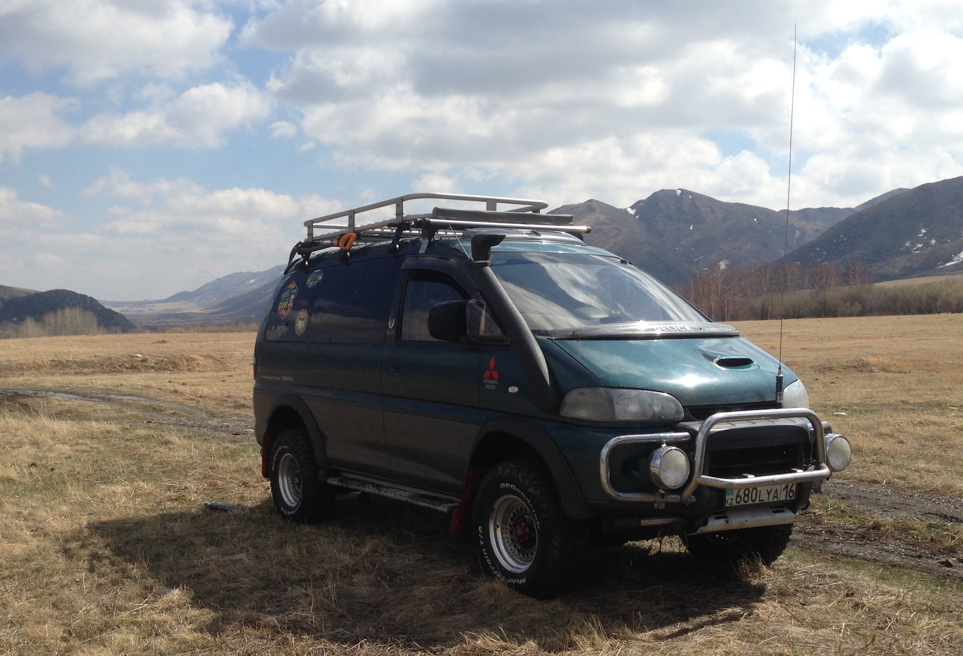 Делика приморский. Mitsubishi Delica 4x4. Делика с кенгурятником. Кенгурятник на минивэн. Mitsubishi Delica горы.