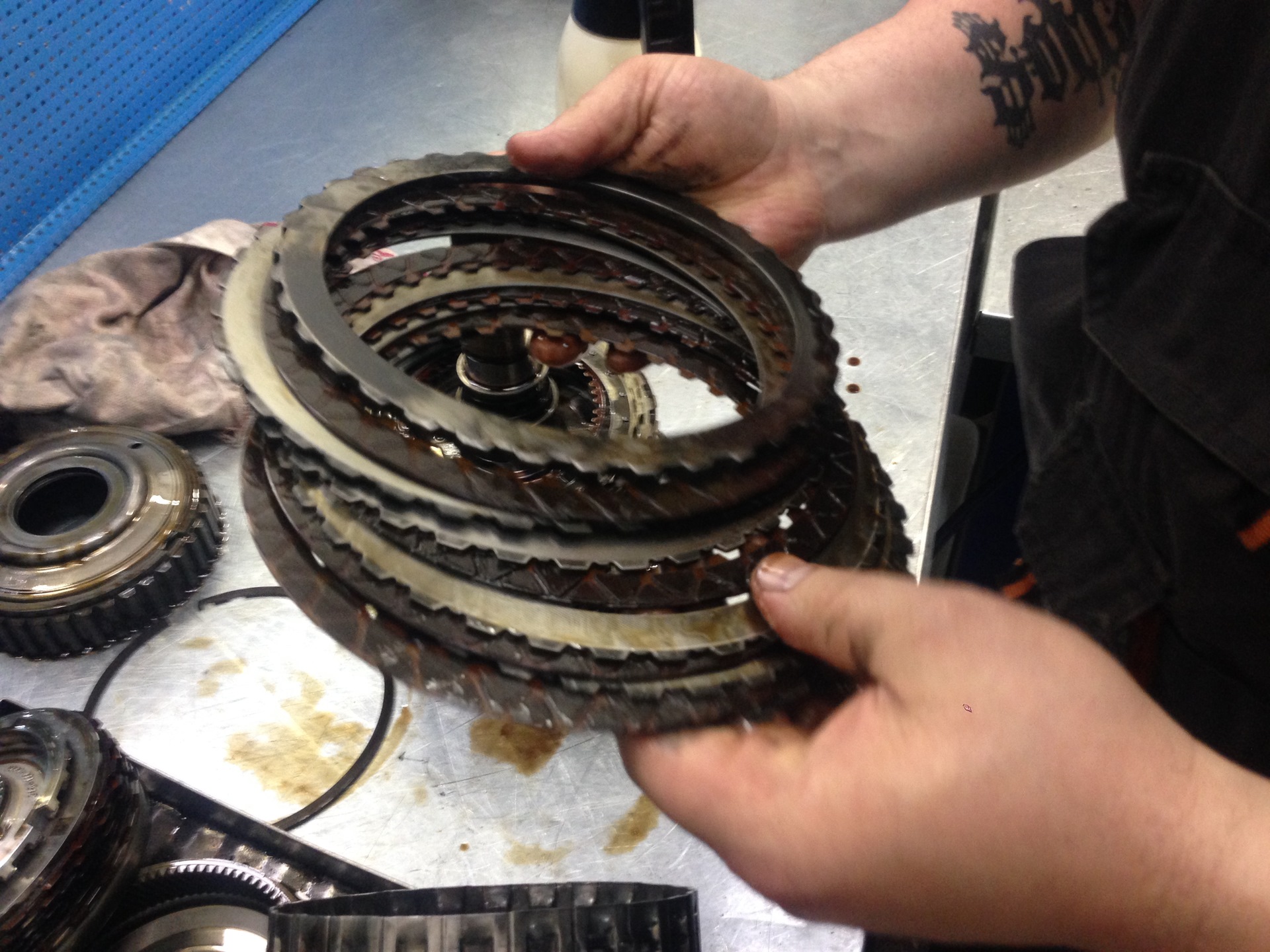 ремонт коробки bmw f30. коробка zf 8hp 75. 0 d. стол для ремонта акпп. бмв х5 акпп в разборе.