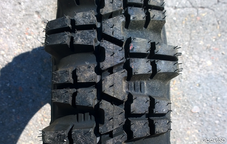 Для нивы simex extreme trekker. 66208fes 960. Для нивы simex extreme trekker фото. Для нивы simex extreme trekker-66208fes 960. картинка Для нивы simex extreme trekker. картинка 66208fes 960. Пару месяцев назад я еще не определившись окончательно, что готов к 31" колесам купил Simex Extreme Trekker 29-7.5-16. В традиционном для нас метрическом размере это 195/80R16. Индекс нагрузки 98 указывает, что максимальная нагрузка на колесо может быть до 750кг, а максимальная скорость — 140км/ч о чем свидетельствует индекс N. Это, наверное, самые большие колеса, которые может переварить родная трансмиссия джимника. А еще это наверное самая маленькая шина Экстрим класса из именытых производителей. Следующие за ней уже начинаются от 31 дюйма.