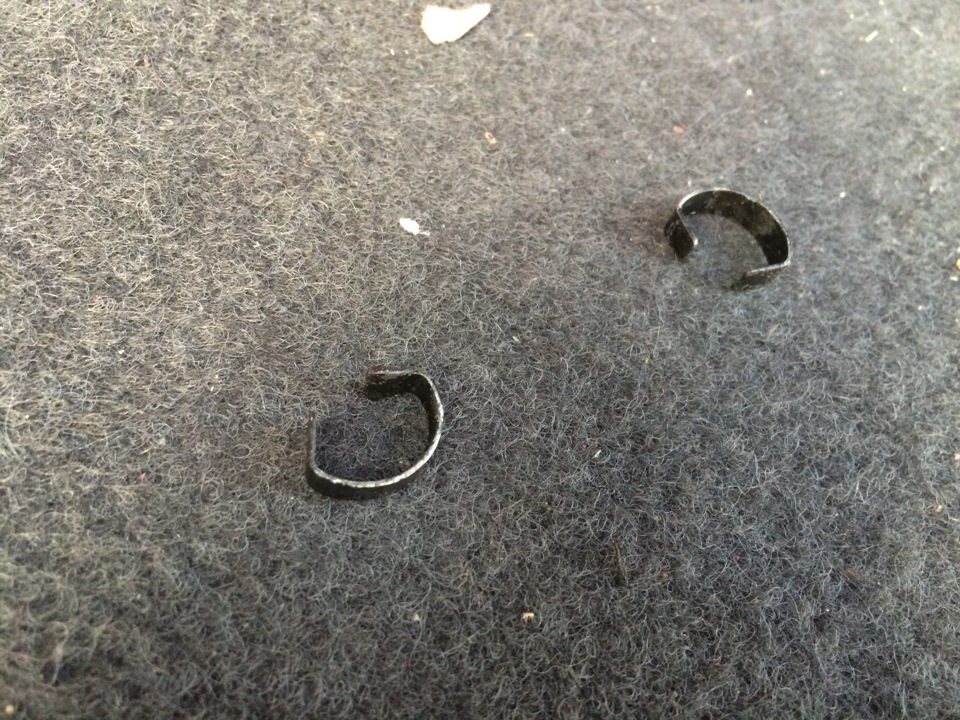 Выковыриваем вот эти скобочки. — Nissan Pathfinder (3G)