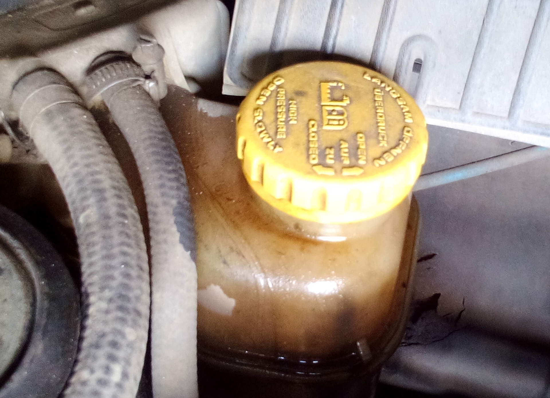 Замена пробки расширительного бачка — Opel Vectra A, 1,8 л, 1994 года ...