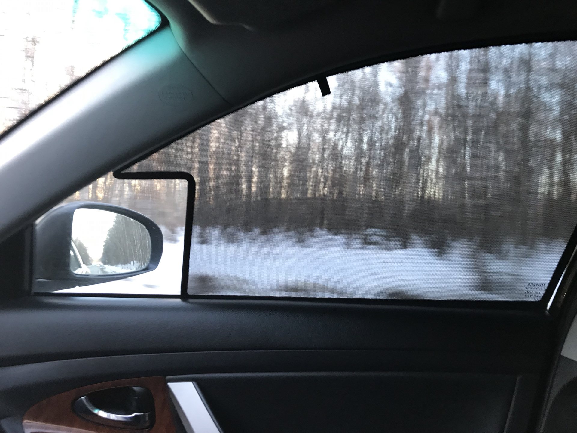 Шторки бокового стекла каркасные ваз-2123. Лансер 9 шторки на передние стекла. Занавески для автомобиля. Штраф за сетки на передних стеклах. Сетки в автомобильные окна штрафуют.