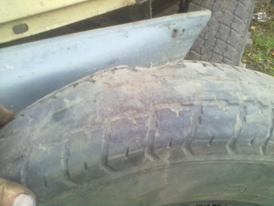 снятая покрышка с правого переднего колеса — ГАЗ Газель, 2,2 л, 1997 ...