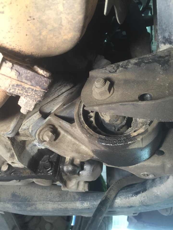 Передняя опора двигателя — Opel Astra H GTC, 1,8 л, 2009 года ...