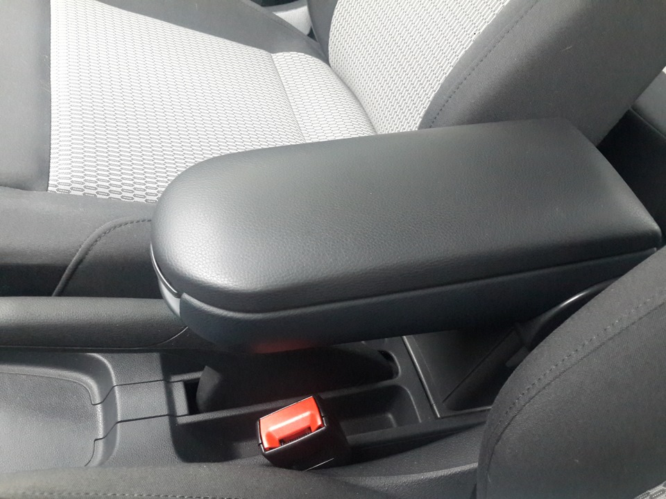 Подлокотник. Почти оригинал. — Volkswagen Polo Sedan, 1,6 л, 2014 года ...