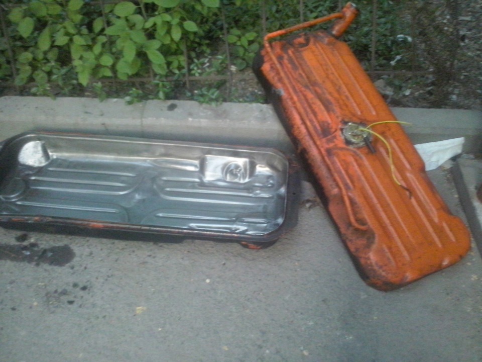 Топливный бак мерседес 1317. Бак мерседес т1. Мерседес т1 бак. Бак мерседес т1. Спринтер 208д топливный бак.