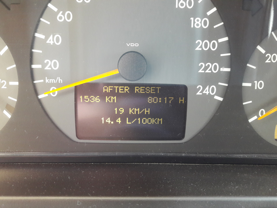 А это средний расход тоже летом — Mercedes-Benz E-Class (W210)