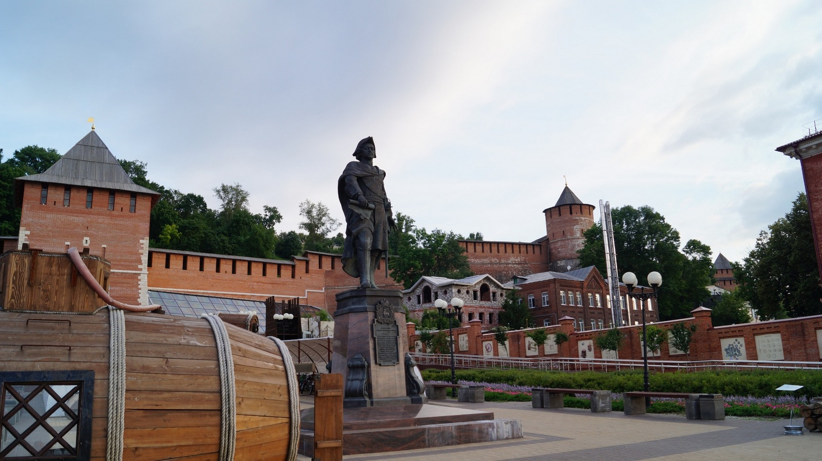 Первый нижний. Пётр 1 в Нижнем Новгороде. Памятник Петру i (Нижний Новгород). Нижний Новгород Кремль памятник Петру. Памятник Петру 1 в Нижнем.