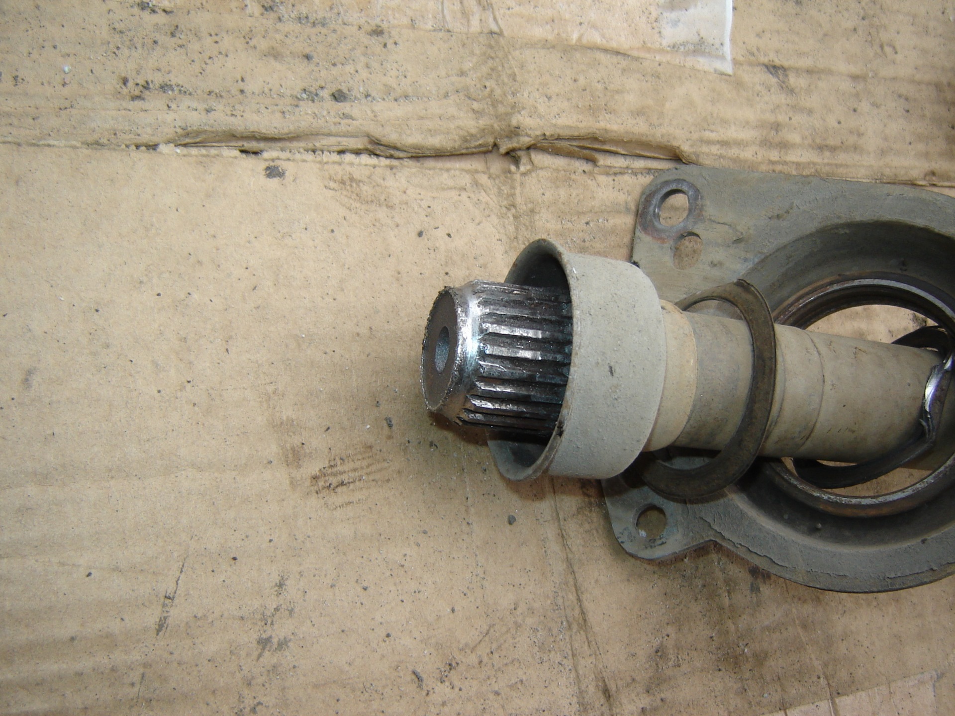 замена подвесного подшипника вала КПП VW T-4 ACV / пыльник внутреннего ШРУСа - V