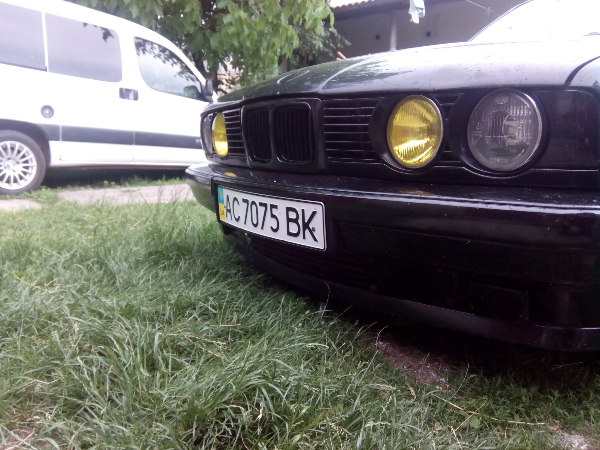 Тонировка фар желтой пленкой или как не нужно делать — BMW 5 series (E34),  2,5 л, 1991 года | другое | DRIVE2