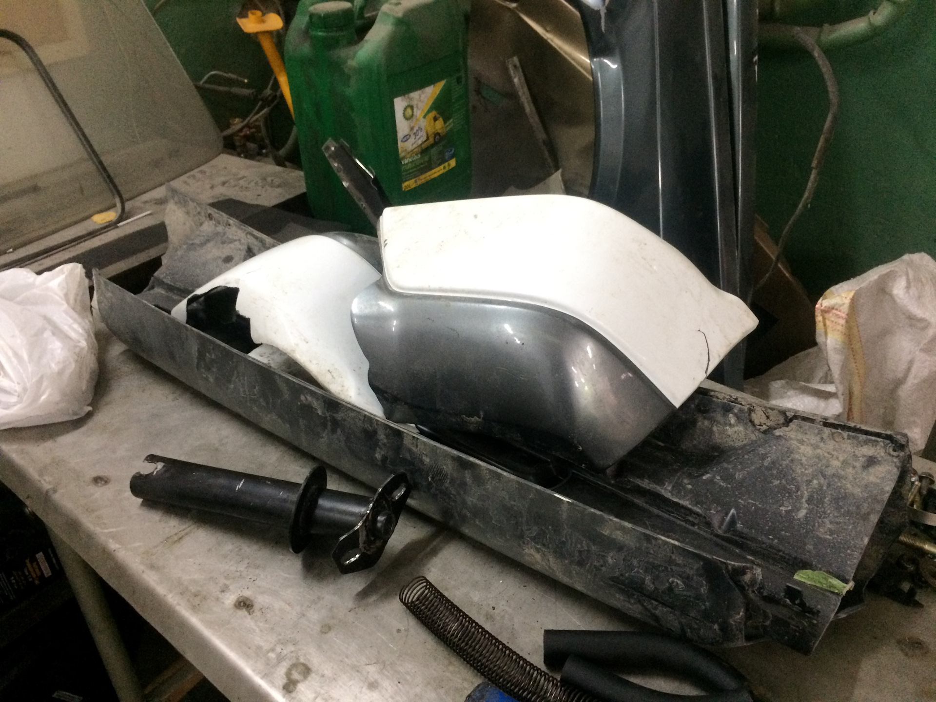 E32 снятие заднего бампера. Бампер передний шевроле вива. Нива шевроле без заднего бампера. Покраска шевроле нива. Ремонт бамперов нивы.