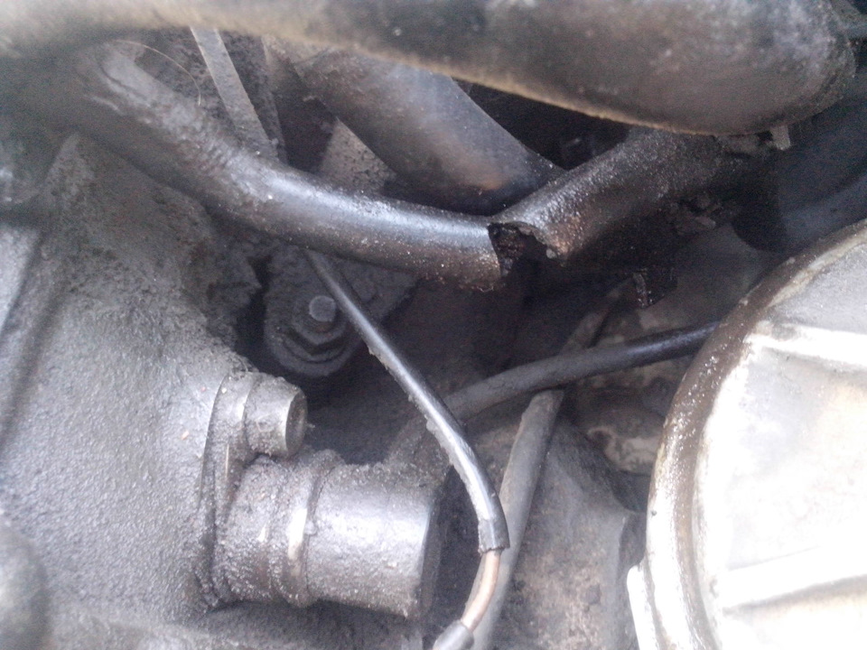 Порвался шланг отвода картерных газов — BMW 5 series (E34), 2 л, 1991 ...