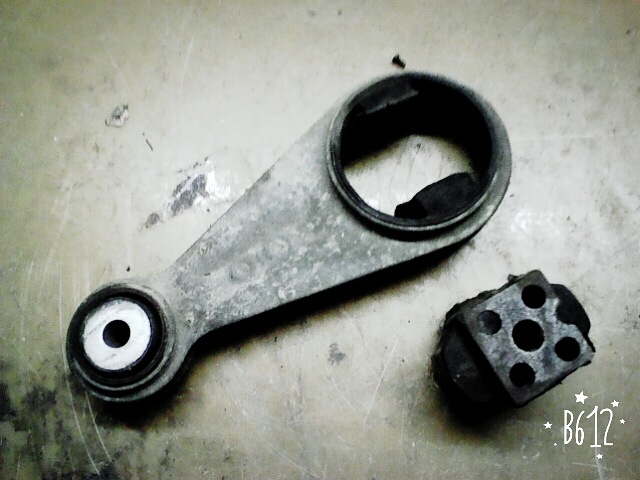 Замена верхней опоры (гитары) — Lada 21124, 1,6 л, 2005 года | своими ...