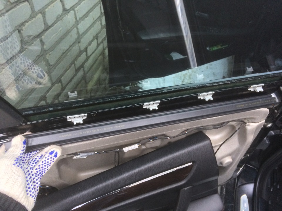 Уплотнители шахт стекла и клипсы дверных карт — BMW 5 series (E60), 3 л .