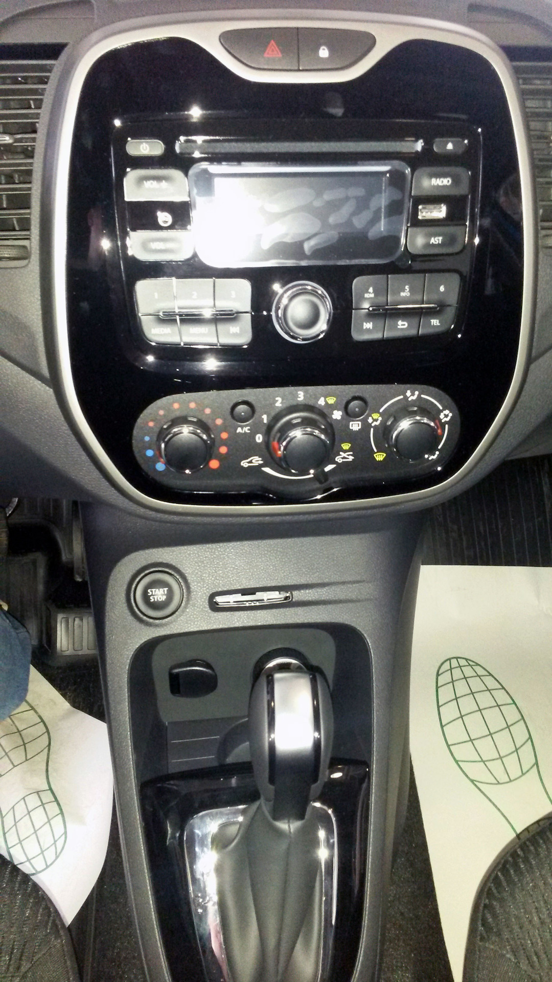 Подогрев лобового стекла на рено каптур. Обогрев лобового стекла рено каптур 2021. Дефлектор обдува лобового стекла рено каптур. Каптур лобовое стекло. Дефлекторы обогрева лобового стекла ваз 2112.