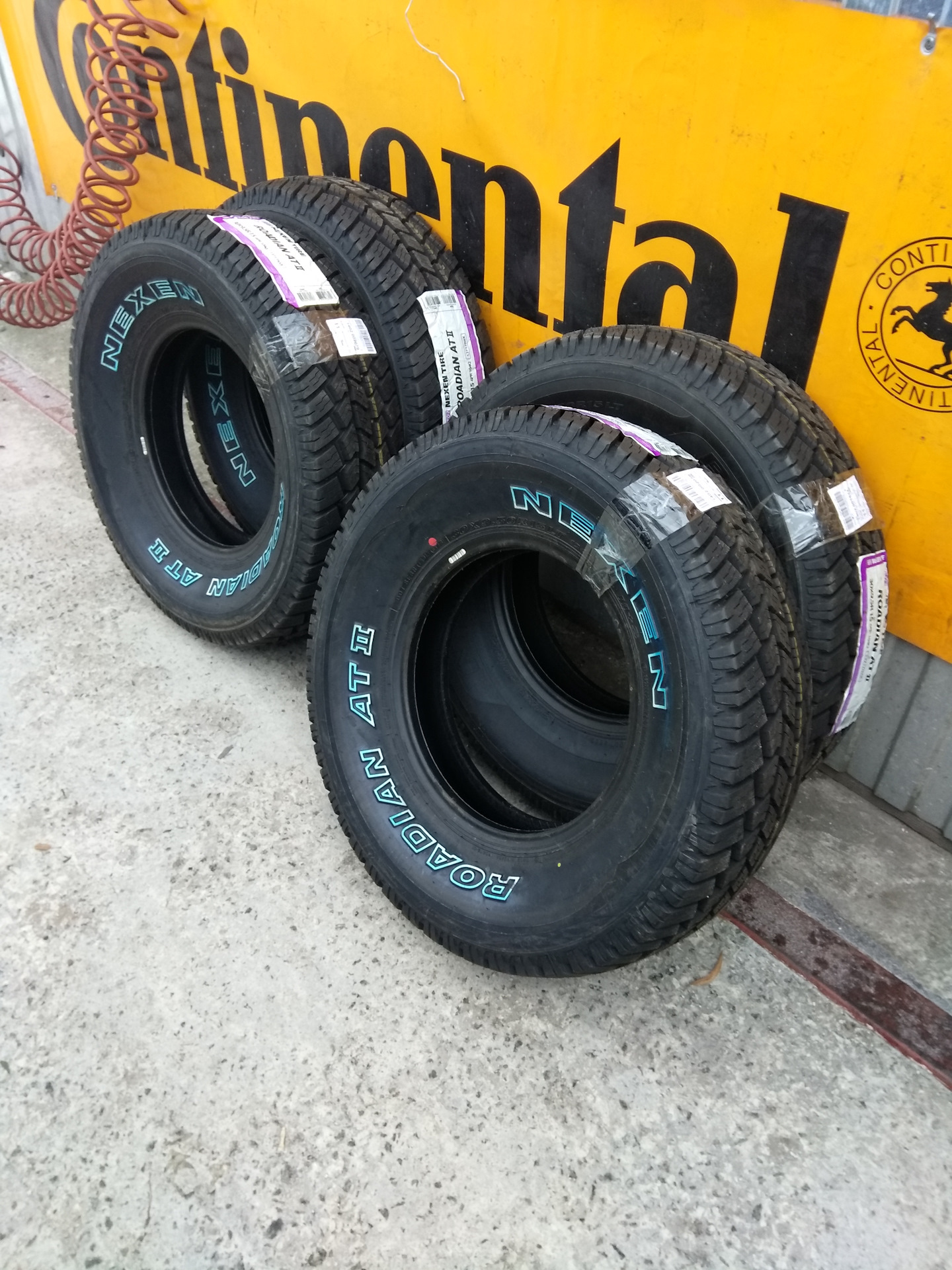 Шина nexen roadian. Шины Nexen Roadian MT. Nexen Roadian a/t. Nexen Tire m/t. Nexen Roadian MTX 33/12.5 r15 реальный размер.