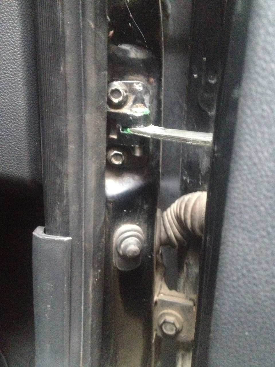 Дверь стук — Lada Приора седан, 1,6 л, 2013 года | своими руками | DRIVE2