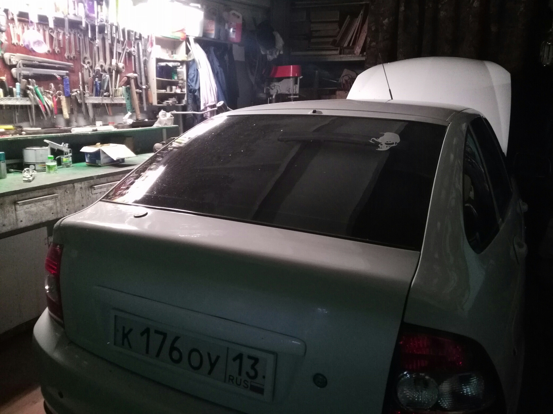 Как снять задний дворник приора хэтчбек Убираем задний дворник - Lada Приора хэтчбек, 1,6 л, 2011 года своими руками DRI