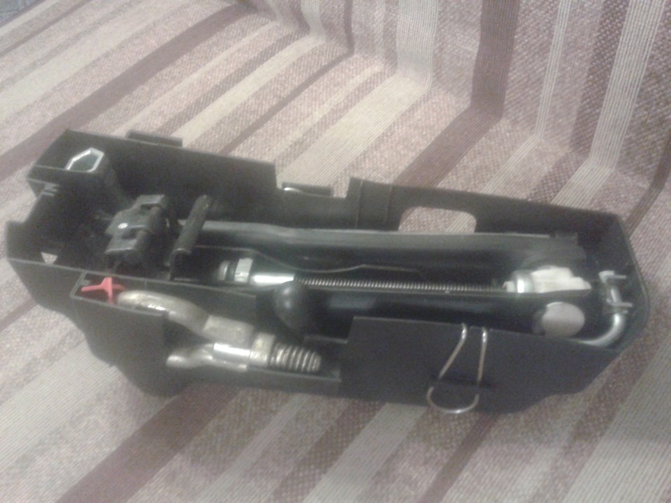 составляющие: короб, домкрат, буксировочная серьга, балонник с отверткой, рожковый ключ 10-13, съемник колпаков — Volkswagen Golf Mk3