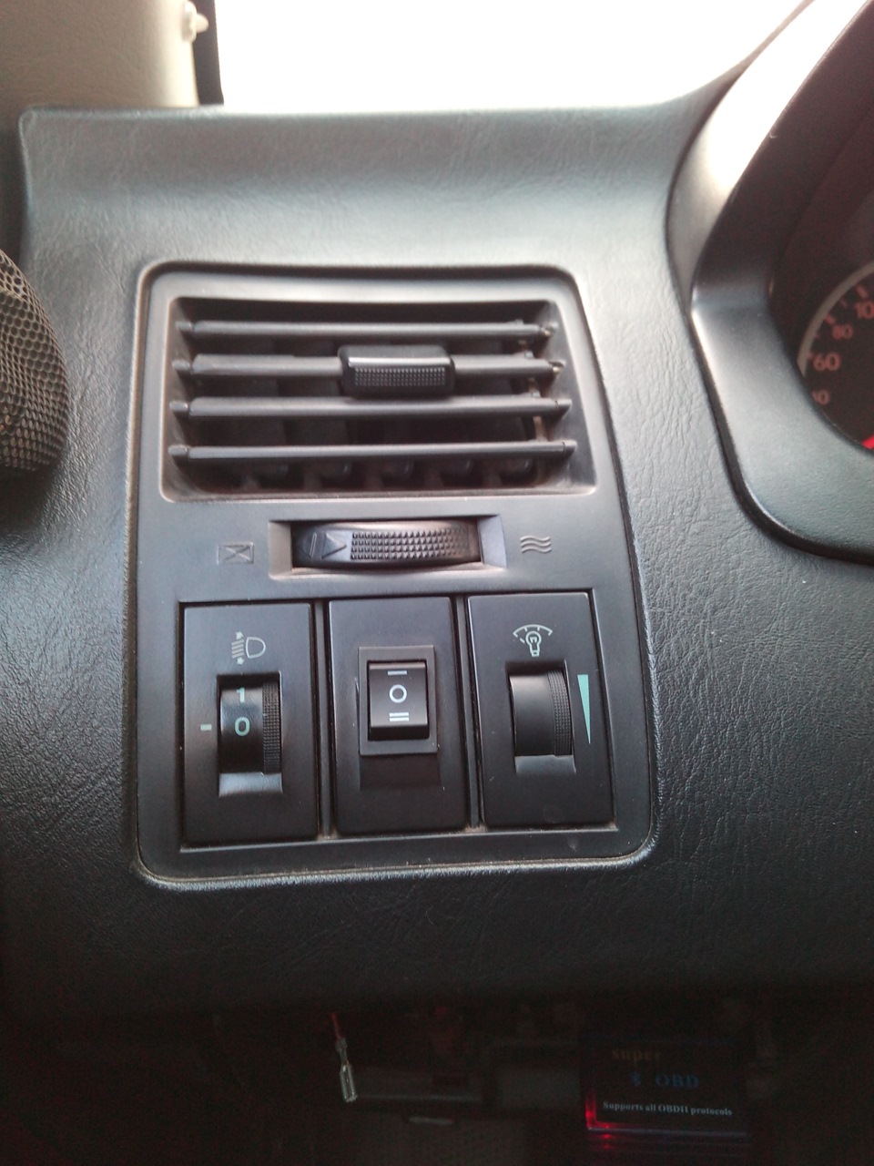 Не вставляется ключ в замок багажника(((. Но парковаться легче ...