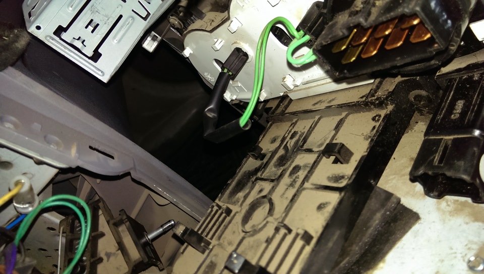 вот 2 лампочки на конце зеленного провода, поворачиваем и вытаскиваем. — Hyundai Accent (2G)