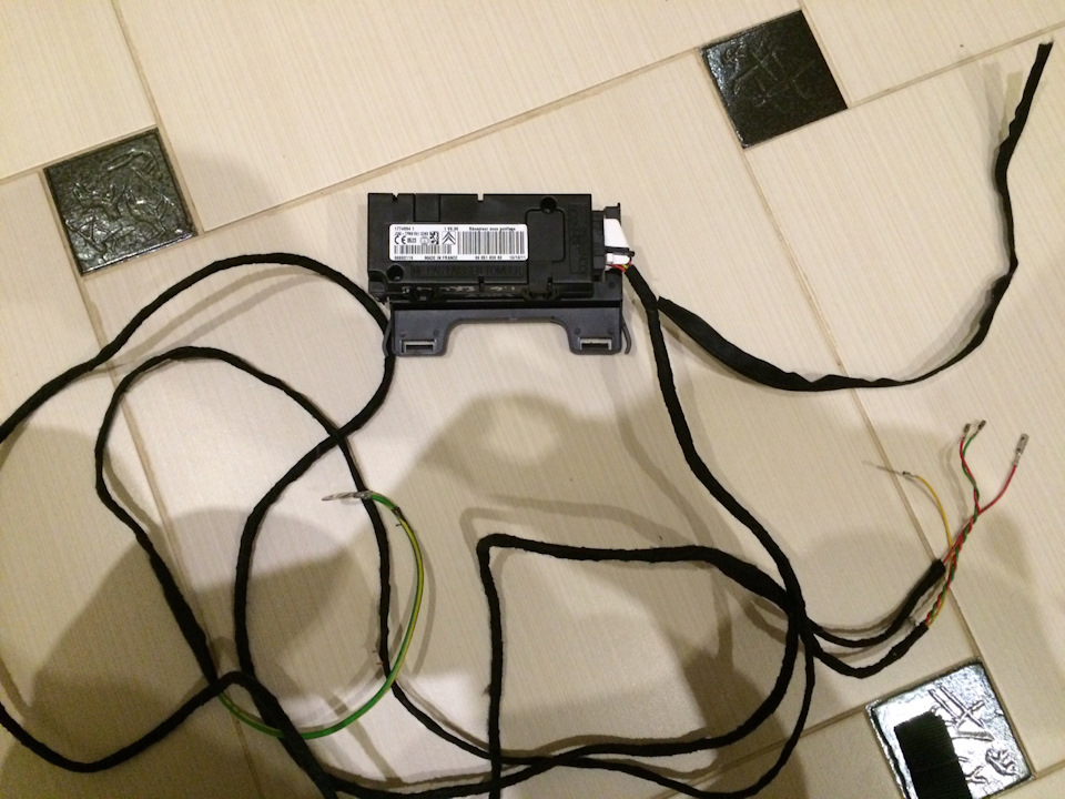 Изготовленная проводка. Отдельный провод, на фото уходящий вправо вверх, и есть антенна. — Peugeot 308 (1G)