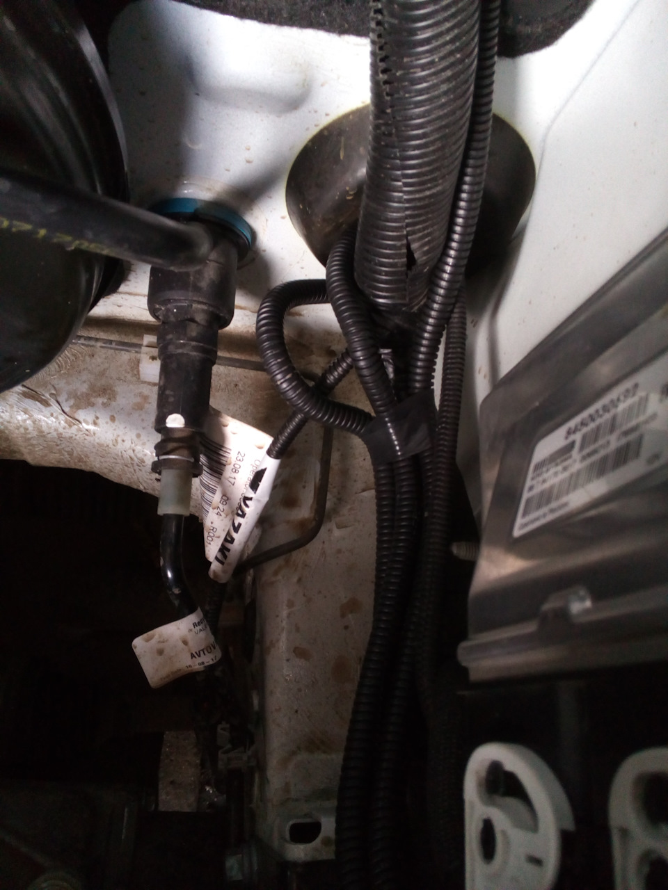 Все провода одел в гофру, пучок гофры изолентой перетянул, чтобы не болтались. — Lada Vesta (1G)