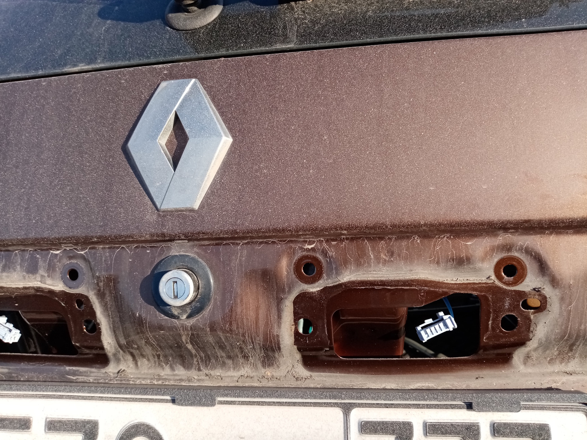 Накладка задней двери дастер. Рено Дастер 2013 уплотнения задних дверей. Duster накладка багажника ржавчина. Рено Дастер 1 задние двери. Уплотнитель накладки крышки багажника Рено Дастер.