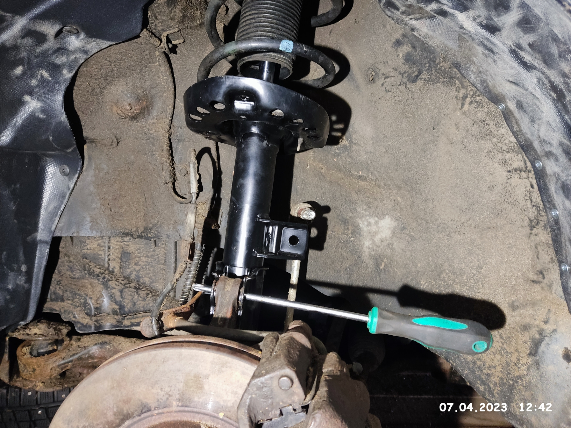 замена передних амортизаторов хендай. стойки амортизатора на хендай ай 30. амортизаторы amd solaris drive2. передний амортизатор хендай ай 30. замена передних амортизаторов хендай.