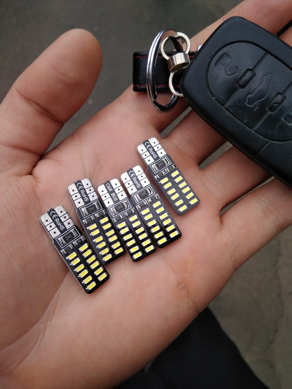 №28. Подсветка пространства ног при открывании двери — Audi A6 Avant ...