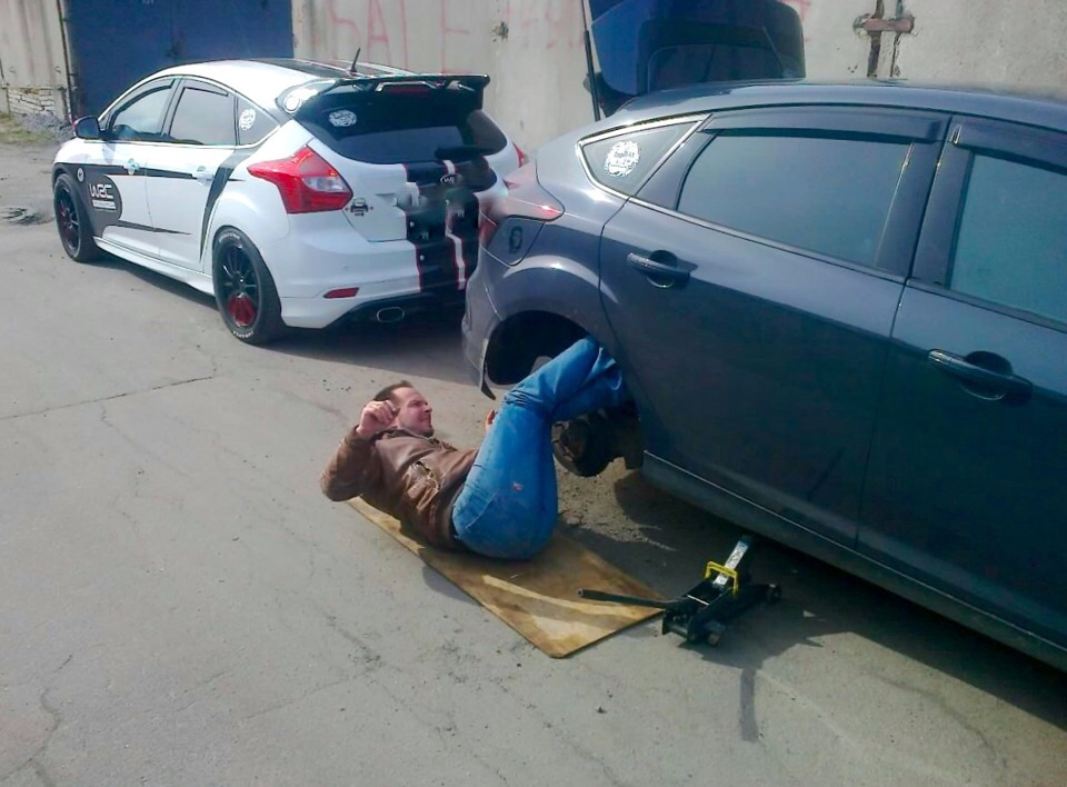 Вот таким образом специалист устанавливает саму запчасть ! — Ford Focus Hatchback III