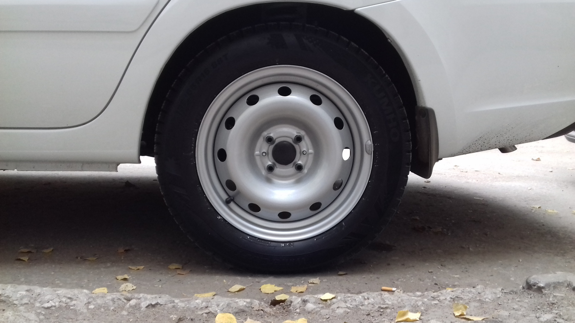 Купил диски на 15" и переобулся в свою резину 31 kumho — Lada Гранта ...