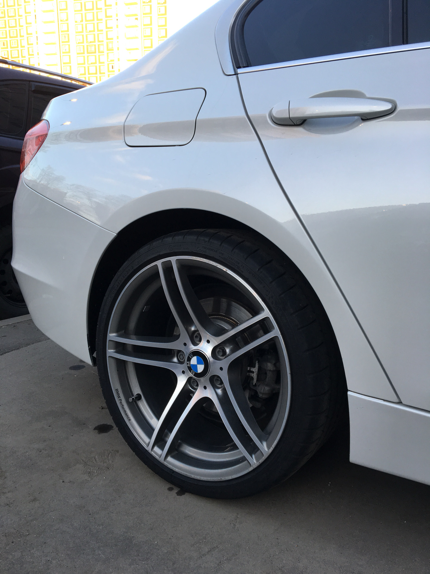 Шины 255 30 r19. BMW f30 225/35. Диски 313 стиль r20. 255/30 R18. 255/30 R19.