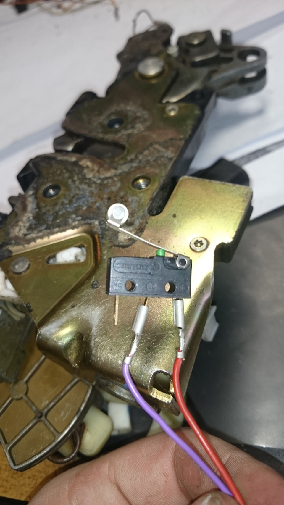 Это то что удалось найти взамен, разобрал целый принтер МФУ, и всего два подобных. Этот нашел случайно, он встал, конечно пришлось врезать его, он по размерам длиннее. — Lincoln Navigator (2G)