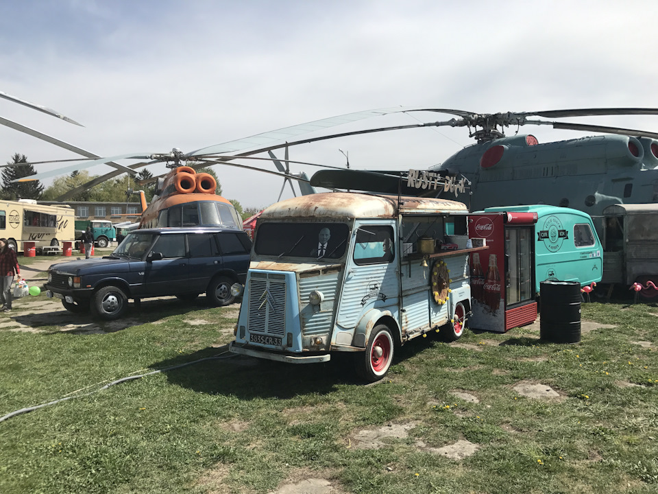 Еда. Основные фудкорты — лютый трэш, необоснованно дорого за простейший гриль. Кроме этого, было несколько отдельных, вроде вот этого милого фудтрака Citroen с азиатской кухней. Вкусно, но вообще ассортимент еды на фестивале очень скудный — возможно, сотрудничество с большим кол-вом поставщиков т.н. уличной еды сделало бы его привлекательнее для посетителей, но не мне судить, какие условия работы и почему при столь развитой уже культуре фестивалей еды, на столь массовом мероприятии не было выбора поставщиков… — Pontiac Firebird (4G)