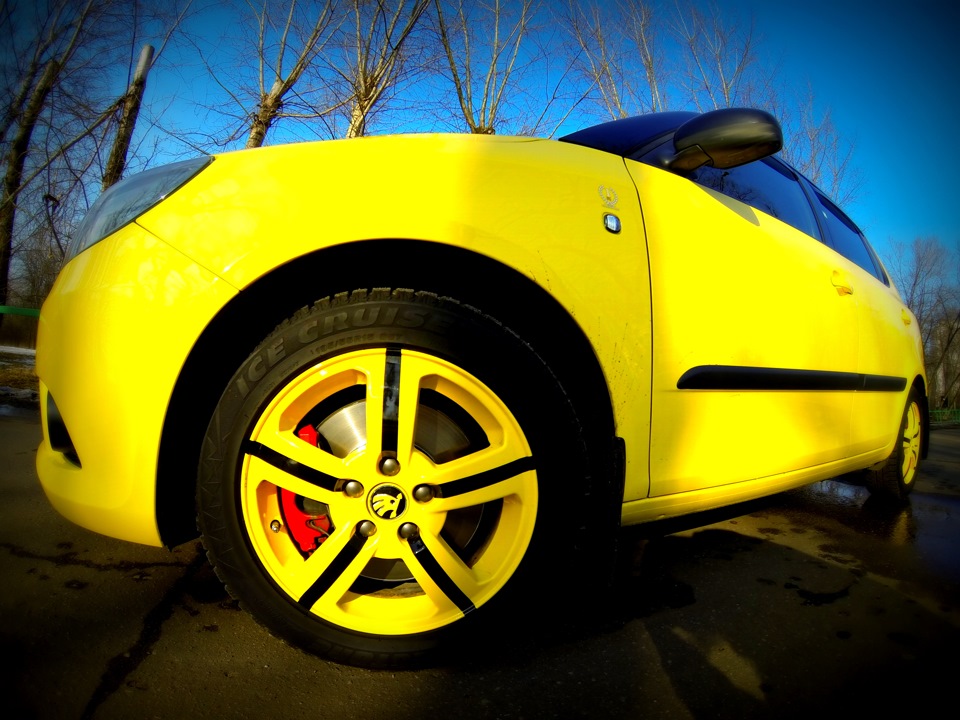 Желтая машина купить. Желтые диски для Шкода Фабия 2. Желтые диски на авто. Диски черные с желтым. Черно желтая машина.
