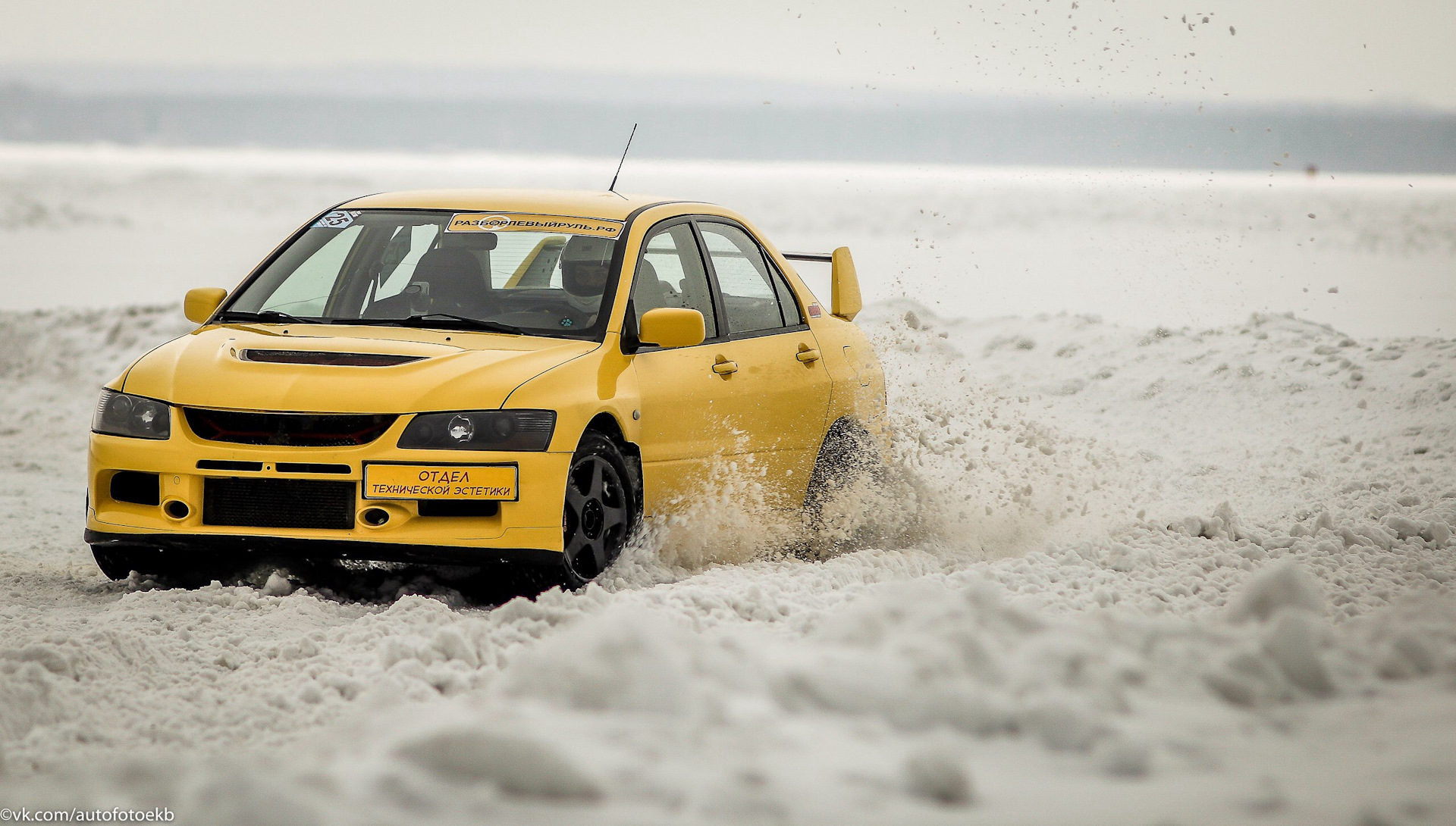 Последний дрифт. Зимний дрифт Lancer Evolution. Mitsubishi Lancer EVO В дрифте по грязи. Ледяной дрифт фильм жёлтая машина.