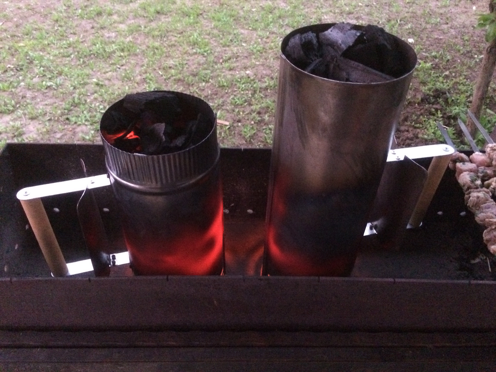 Самодельный уголь. Приспособление для розжига углей для мангала. Ёмкость для розжига углей. Стартер для розжига углей для мангала. Приспособа для разжигания углей.