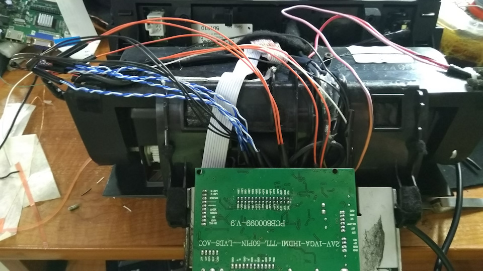 Здесь уже поставил новый дисплей. интерфейс его подключения LVSD, у предыдущего было TTL. У нового питание подсветки идет с отдельного разъема контроллера, и составляет 400 кд/м2, что конечно не сравнится с предыдущим. — Mazda Atenza (1G). Запчасти на фото: B0020