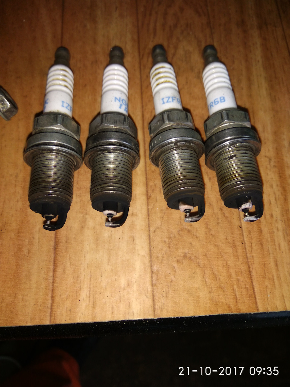 старые свечи…на первой нагар на изоляторе электрода.на остальных беленький. — Mitsubishi Carisma