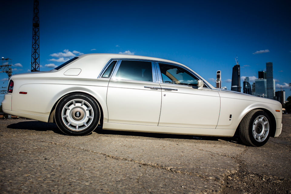 Диски роллс. Rolls-Royce Phantom колеса r21. Fantom 333 Роллс Ройс. Rolls Royce Phantom диски. Роллс Ройс Фантом бежевый.