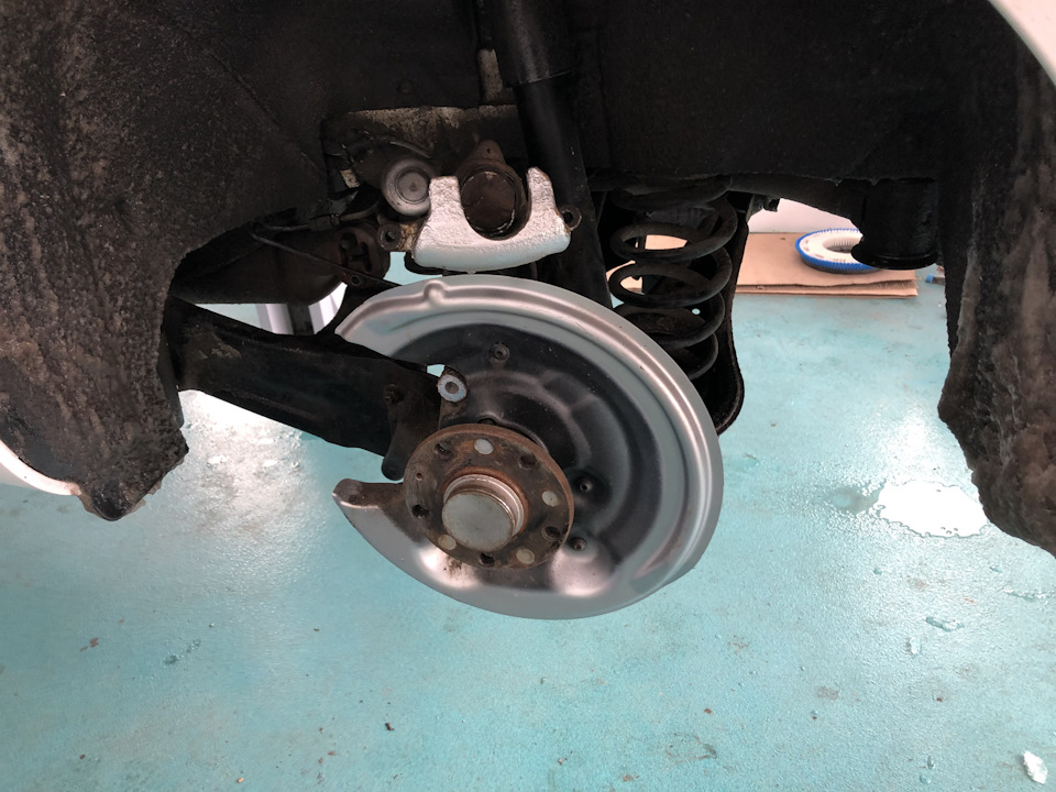 Задние тормозные диски и колодки — Volkswagen Passat Variant (B7), 2 л ...