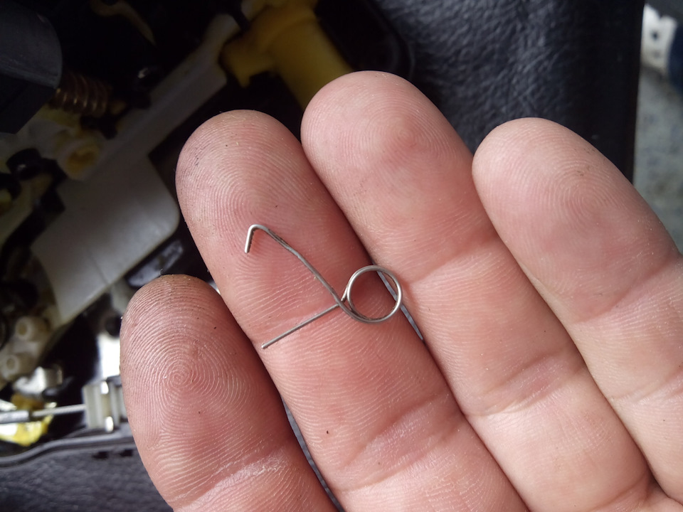 решение очень простое РАЗГИБАЕМ ОДИН ВИТОК ПРУЖИНЫ И СТАВИМ НА МЕСТО — KIA Sorento (2G)